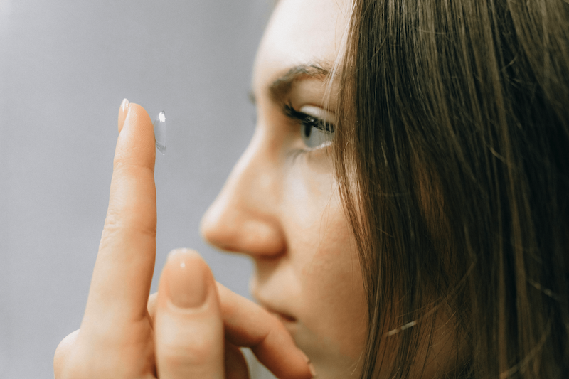 Inserting contact lens